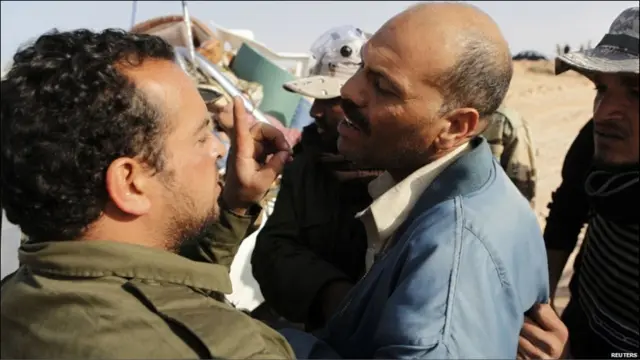 Trong hình là người đàn ông bị tình nghi là người chỉ điểm cho quân đội Tướng Gaddafi. 