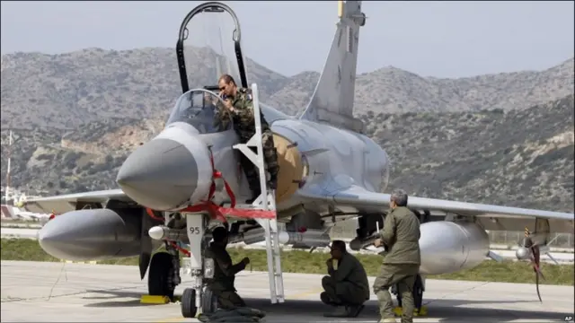 Liên minh quốc tế tiếp tục tấn công các mục tiêu ở Libya để thực thi nghị quyết của Liên Hiệp Quốc về việc bảo vệ thường dân ở Libya. 