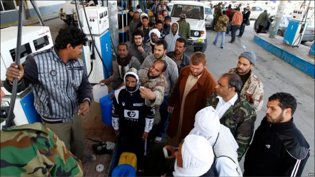 Cơn khủng hoảng đã làm gián đoạn nguồn cung dầu khắp các quốc gia sản xuất dầu hỏa. Trong hình là cảnh xếp hàng mua xăng ở trạm xăng tại Ajdabiya. 