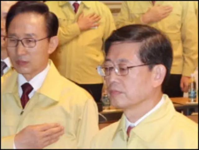 韩国总理金滉植(右)和韩国总统李明博(左)