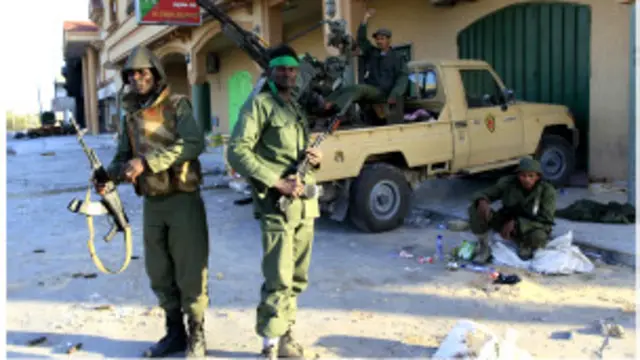 Pasukan pro Gaddafi masih menyerang Misrata meski ada usulan gencatan senjata.