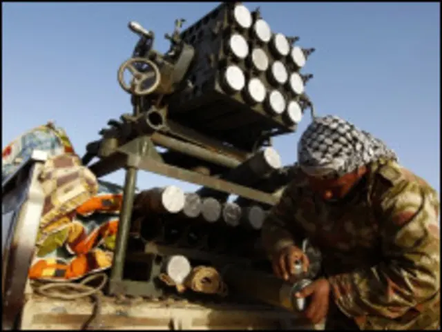 نیروهای وفادار به معمر قذافی با استفاده از سلاح های سنگین نیروهای مخالف را هدف حملات شدیدی قرار داده اند