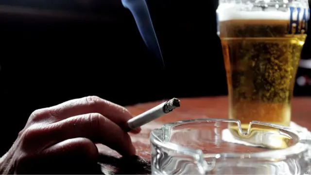 Сигареты и пиво в пабе