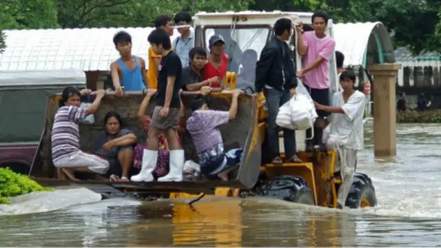 Permukaan air banjir tinggi di banyak tempat di Thailand selatan