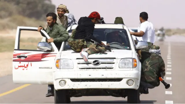 Pemberontak Libya mundur ke arah timur setelah dihadang pasukan pro-Gaddafi