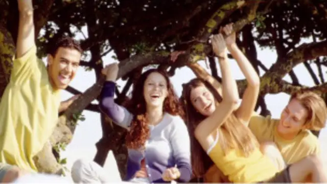 Orang yang mengalami fobia terhadap tawa akan menghindari bertemu orang