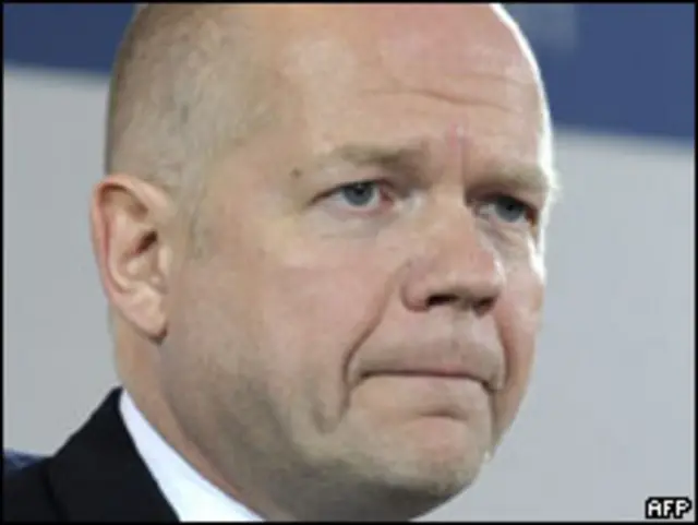 ولیم ہیگ نے کہا ہے کہ برطانوی اہلکار باغی رہنماوں کے ساتھ کام کریں گے تا کہ ان کا رابطے اور رسد کا نظام بہتر ہو سکے