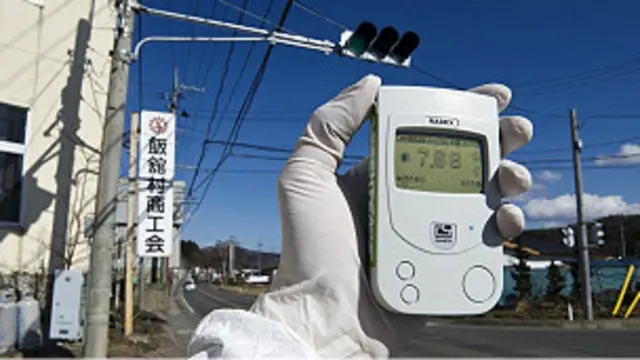 Salah seorang anggota Greenpeace tengah mengukur level radiasi nuklir di kota Iitate.