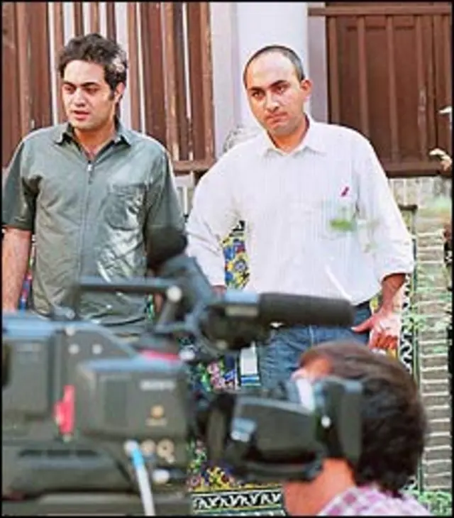 سازندگان مستند هدایت هنگام فیلمبرداری