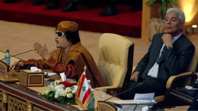 Moussa Koussa dan Muammar Gaddafi