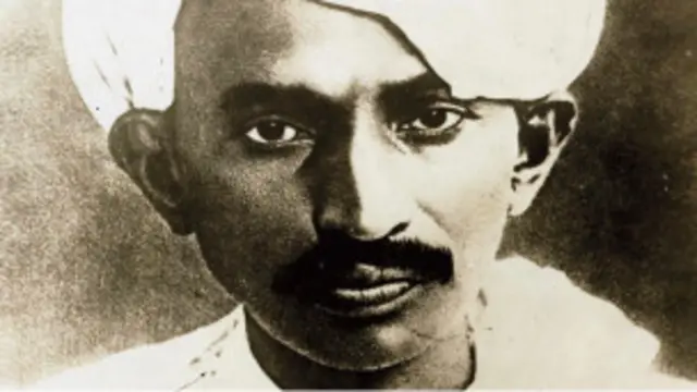 भारत में राजनीतिक जीवन शुरू करने से पहले करीब दो दशक तक दक्षिण अफ़्रीका में रहे थे गांधी