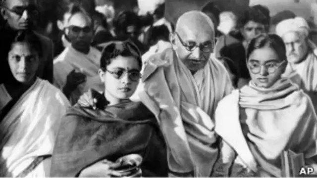Mahatma Gandhi bersama pengikutnya, Januari 1948