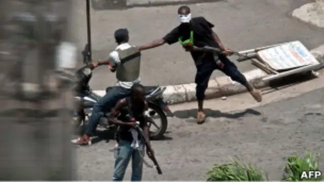 Orang bersenjata dari kedua belah pihak terlibat pertempuran di Abidjan