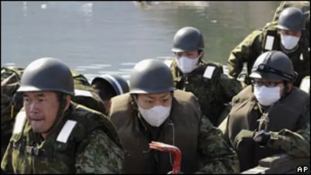 Tentara Jepang mencari korban gempa tsunami