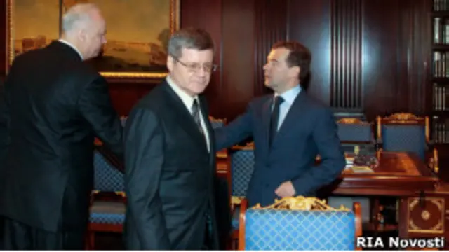 Справа налево: Дмитрий Медведев, Юрий Чайка и Александр Бастрыкин в "Горках-9" 31 марта 2011 г.