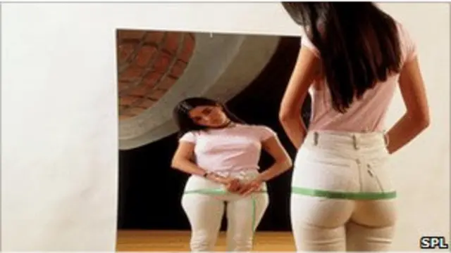 Remaja perempuan mengukur panggulnya