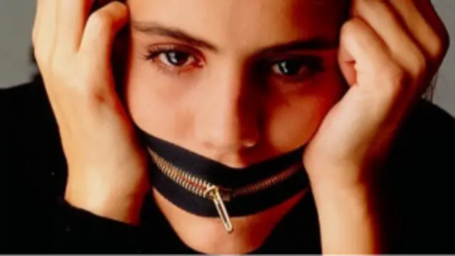 Niña con cierre en la boca