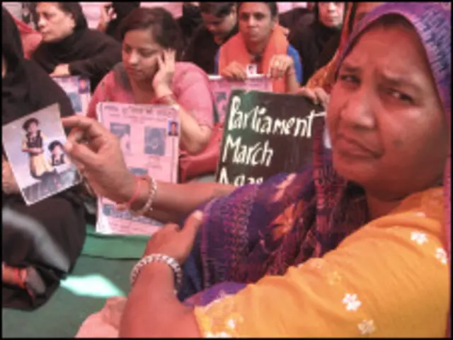 दिल्ली के जन्तर मन्तर पर इकट्ठा हुए इन परिवारों ने, 'प्रधानमंत्री जवाब दो' के नारे लगाए. 