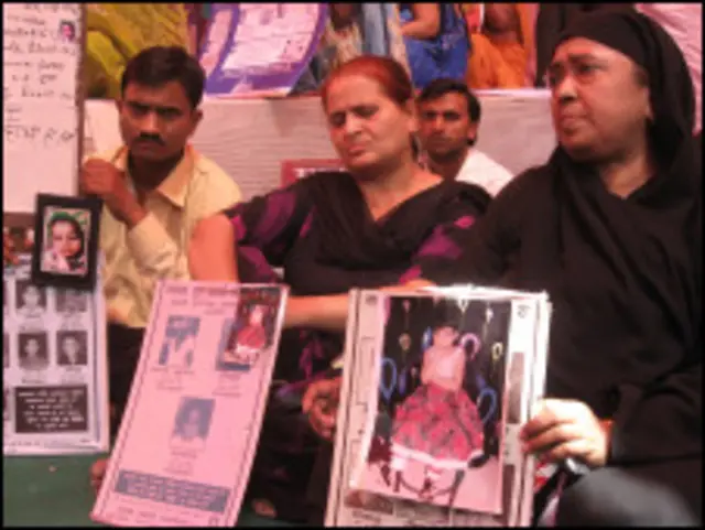 इन परिवारों को अब भी अपने बच्चो के लौटकर आने की उम्मीद है.