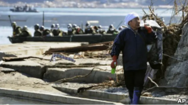 Спасатели на берегу моря