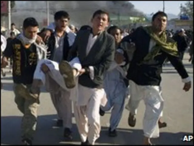 Мозори Шарифдаги Ҳазрат Али мақбарасида жума намозини ўқиб чиққан оломон БМТ қароргоҳига ҳужум қилган.