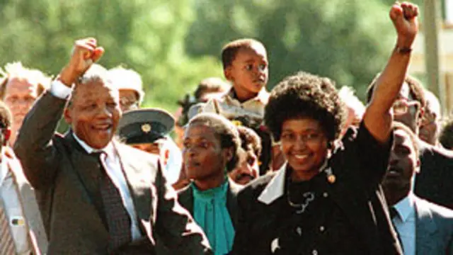 جورج بيزاس چې د وېني منډېلا قانوني وکيل و، له دې مخکې يې د خيانت تورونو پر وړاندې د نېلسن دفاع هم کړې وه.