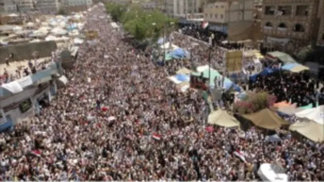 Aksi unjuk rasa di Taiz pada hari Jumat (1/4)