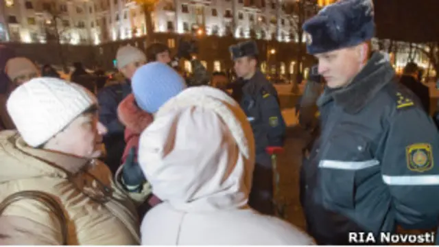 Милиционер и участницы акций протеста