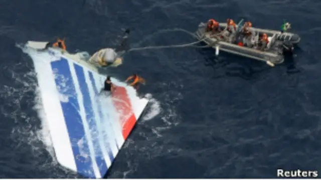 Хвостовая часть упавшего самолета Air France