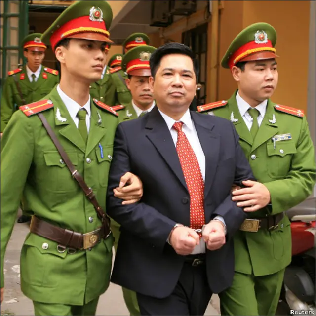 Ông Cù Huy Hà Vũ, tiến sĩ luật học tốt nghiệp tại ĐH Sorbonne, Pháp bị còng tay và đưa vào Toà lúc sáng 4/4.