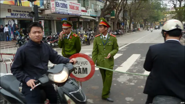 Dù chỉ xử có một người là tiến sỹ luật Cù Huy Hà Vũ, an ninh được thắt chặt chưa từng có quanh Tòa án Nhân dân TP Hà Nội: các phố Lý Thường Kiệt, Quang Trung, Hai Bà Trưng tới Quán Sứ đều bị đóng.