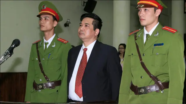 Các luật sư bào chữa cho ông Cù Huy Hà Vũ đã nói với BBC rằng phiên xử là 'sai luật' về mặt thủ tục.