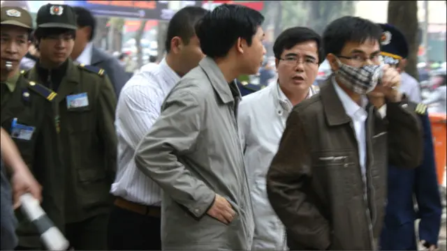 Luật sư bất đồng chính kiến Lê Quốc Quân bị công an bắt đi vì đến trước tòa.