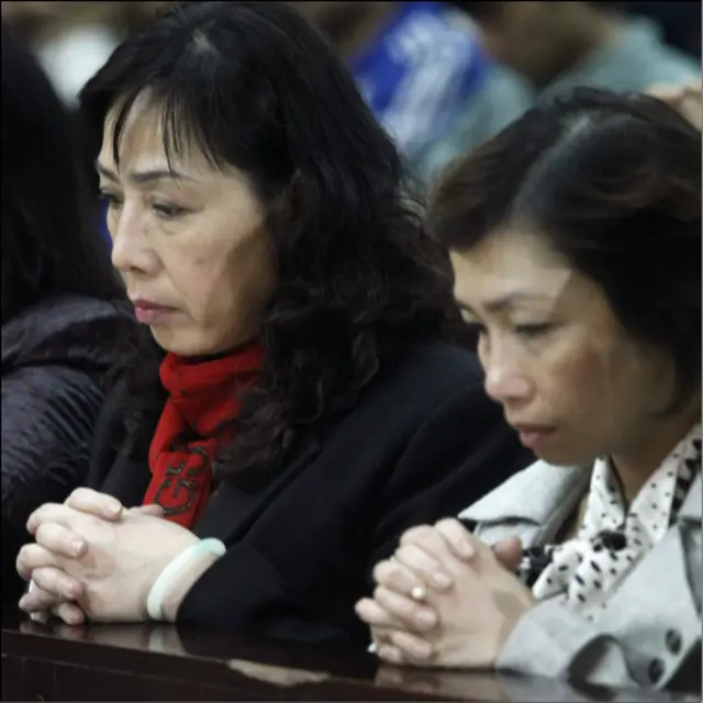 Hôm trước, vợ TS Hà Vũ, bà Nguyễn Thị Dương Hà đã đến giáo xứ Thái Hà dự buổi cầu nguyện cho ông.