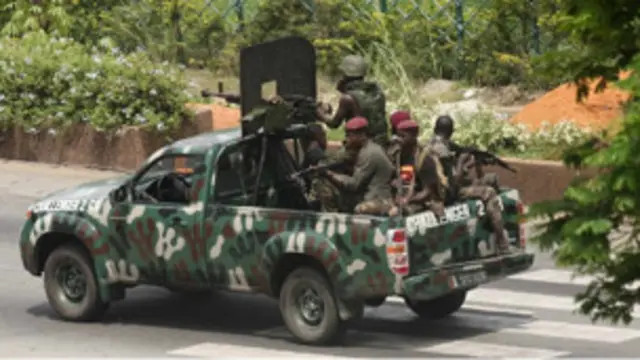 Banyak pasukan bersenjata beraksi di berbagai sudut kota Abidjan