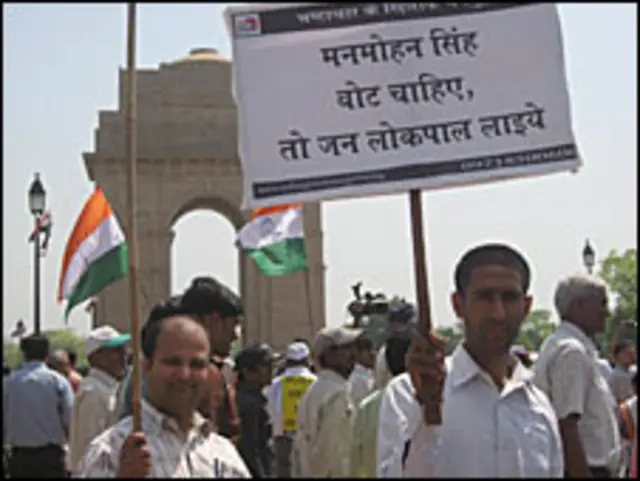 दिल्ली में अन्ना के समर्थन में काफ़ी लोग बाहर निकले हैं.