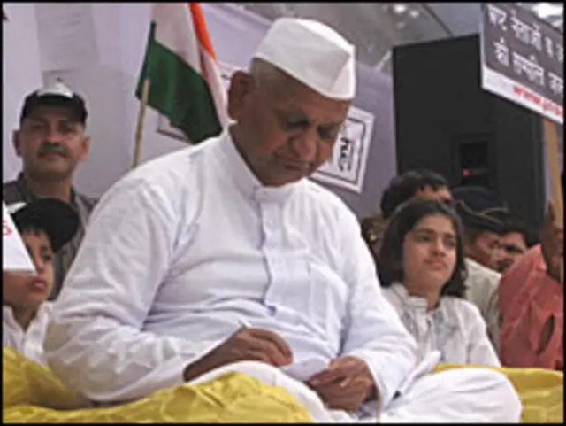 अन्ना हज़ारे नागरिक अधिकारों के लिए पहले भी आंदोलन करते रहे हैं.