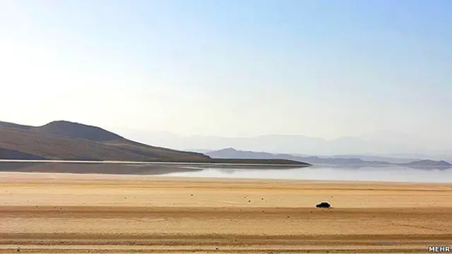 حالا سؤال این است که چه شرایطی باید وجود داشته باشد که آدمهایی مثل او، گیرم در انواع دیگری از سینما، بتوانند ظهور کنند و ایران اگر از نظر طبیعی در حال خشک شدن است، چطور میشود از خشک شدن و به شورهزار تبدیل شدن فرهنگ و هنر آن پیشگیری کرد.