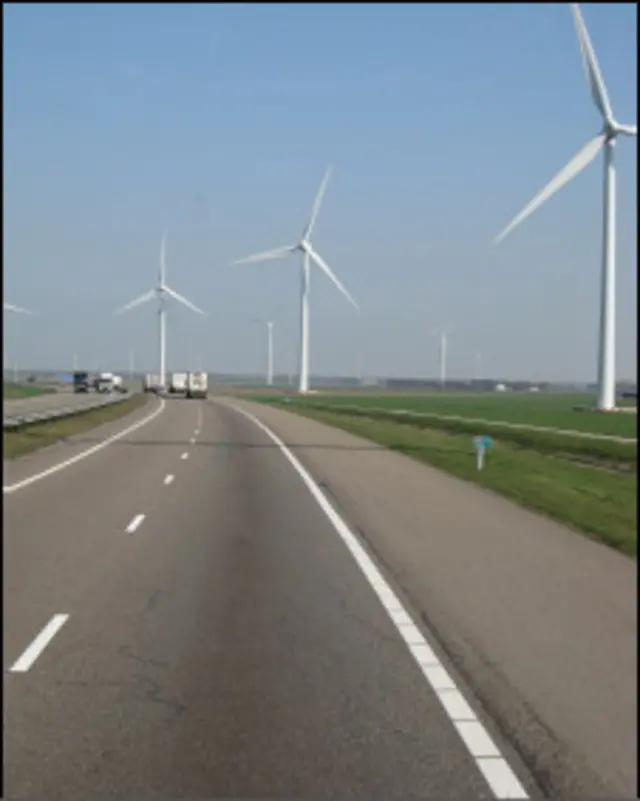 Нові енергетичні вітряки - єдині вертикалі голландського пейзажу