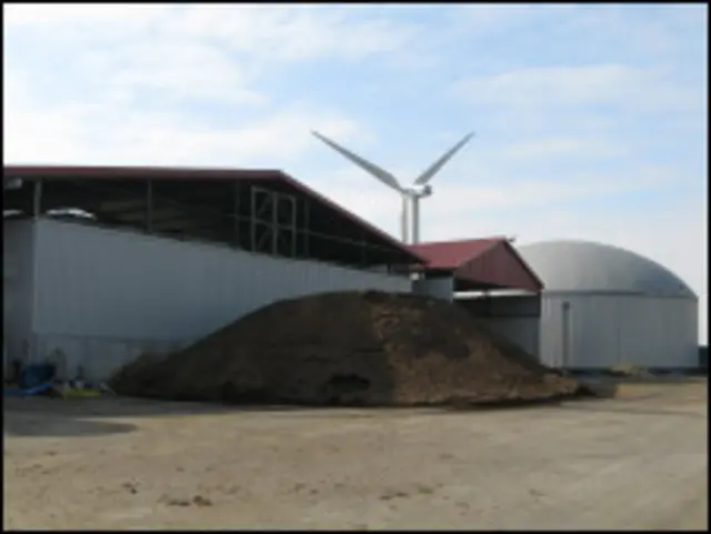 Багато ферм у Нідердандах мають не тільки власний енерегтичний вітряк, але й біогазовий генератор
