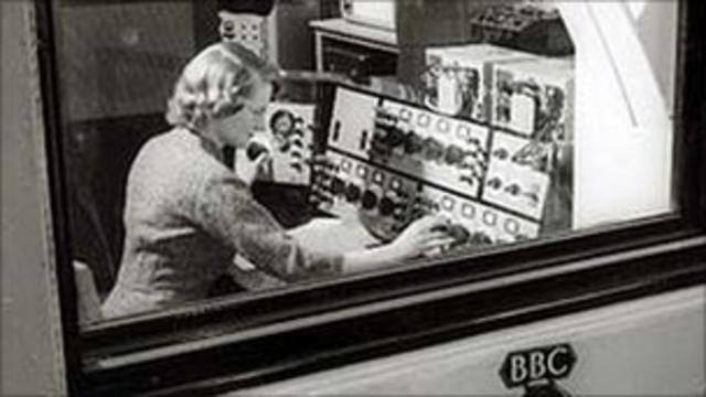 Daphne Oram en un estudio de radio de la BBC