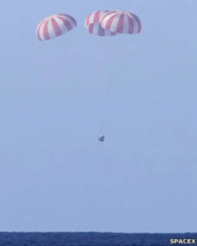 Посадка капсулы "Дракон"