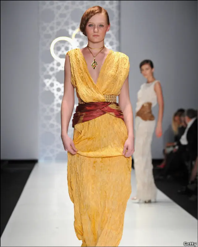 Кўргазмада кузги-қишки кийимлар янги фасонлари намойиш этилган.