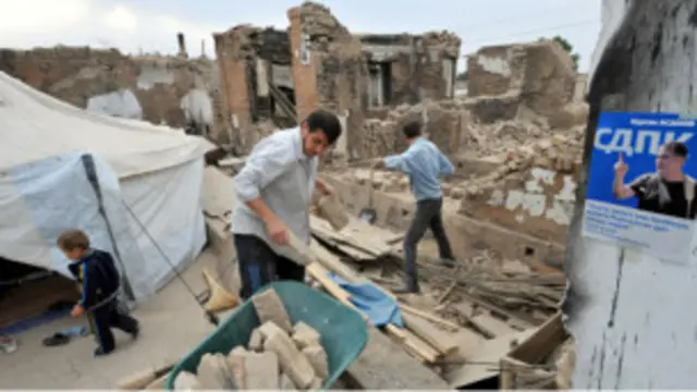 Жители Оша восстанавливают разрушенные дома