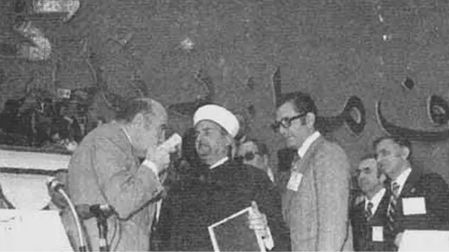 هویدا در مراسم افتتاح حزب ایران نوین