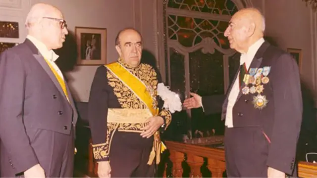 از راست عبدالله ریاضی رئیس وقت مجلس سنا، امیرعباس هویدا وزیر وقت دربار و جعفر شریف امامی نخست وزیر