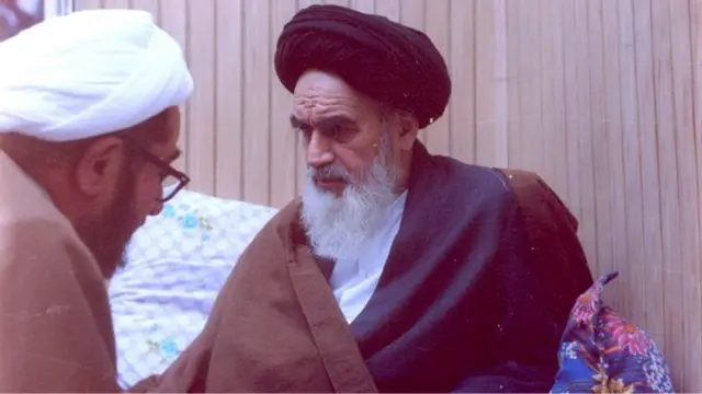 آیت الله روح الله خمینی و صادق خلخالی حاکم شرع محاکم انقلاب اسلامی؛ ابراهیم یزدی می گوید آیت الله خمینی موافق اعدام زود هنگام هویدا نبود اما خلخالی خواسته خود را در اعدام هویدا پیش برد