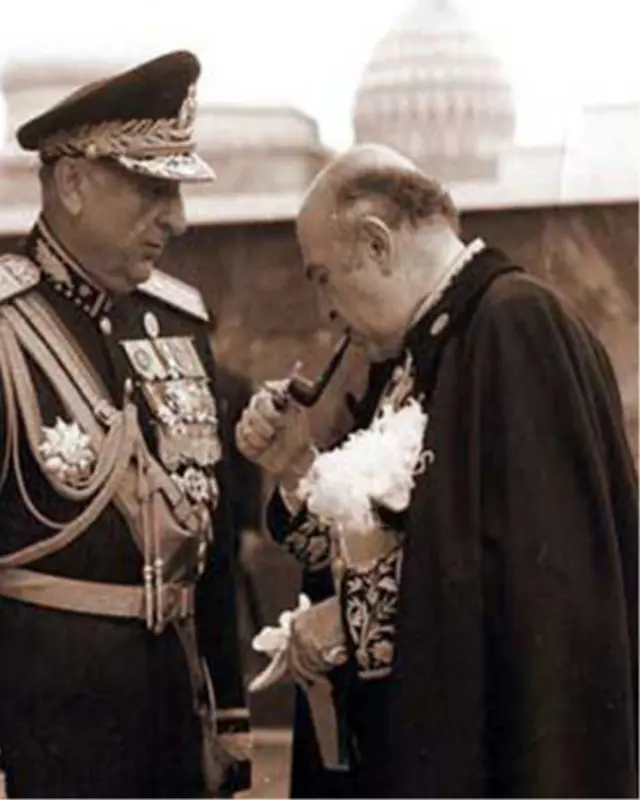 امیر عباس هویدا روابط خوبی با مقام های امنیتی داشت اما در دادگاهی که پس انقلاب اسلامی برگزار شد، گفت که نفوذی بر آنها نداشته است