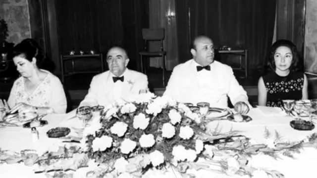 هویدا و همسرش لیلا امامی در کنار سلیمان دمیرل نخست وزیر ترکیه و همسرش. آقای دمیرل از دوستان نزدیک آقای هویدا بود