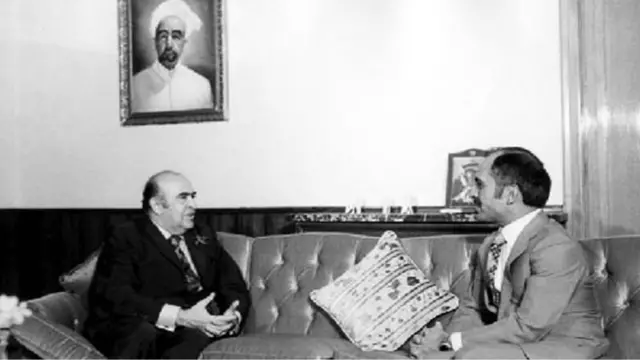 هویدا در دوره نخست وزیری در دیدار با ملک حسین هاشمی